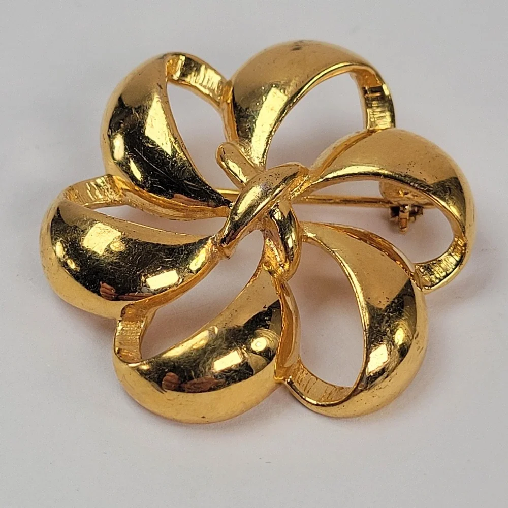 Napier Gold Tone Floral Brooch Pin Yellow Gold Plated Brass Flower Jewelry‎